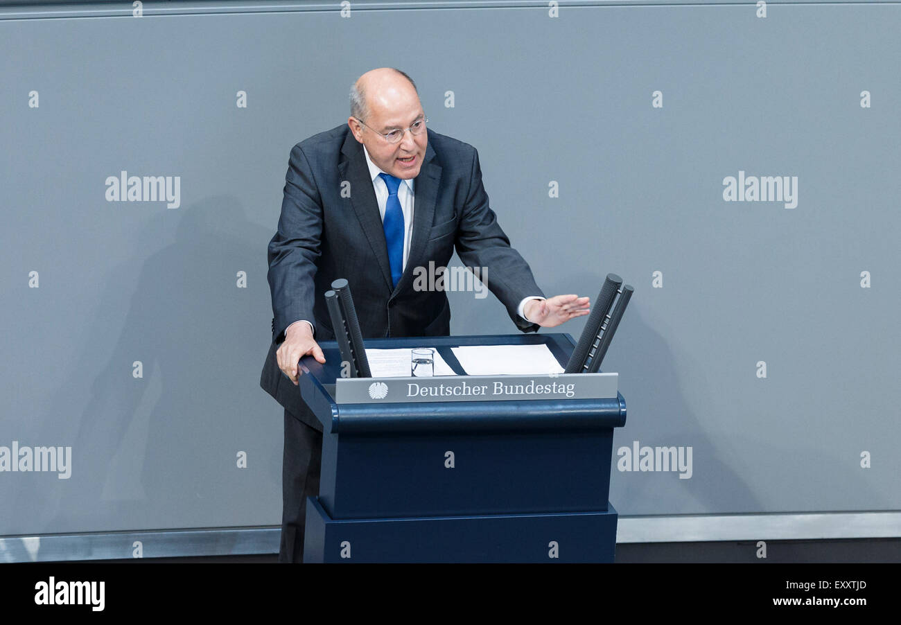 Berlin, Germany. 17th July, 2015. Special session of the German Parliament - consultation of government on the ' negotiations of the Government Federal relative to the concession of financial support for the Hellenic Republic of Greece ' realized at the German Parliament on 17.07.2015 in Berlin, Germany. / Picture: Gregor Gysi, DIE LINKE, during his speech at the session of the german Parliament relative to the concession of financial support for the Hellenic Republic of Greece. Credit:  Reynaldo Chaib Paganelli/Alamy Live News Stock Photo