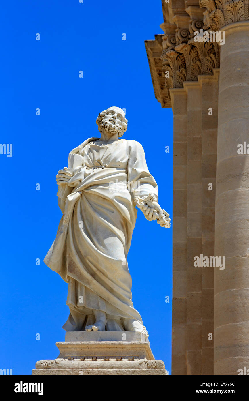 Piazzo del Duomo, Ortygia, Syracuse, Sicily with a classical statue outside the Church of Santa Lucia alla Badia Stock Photo
