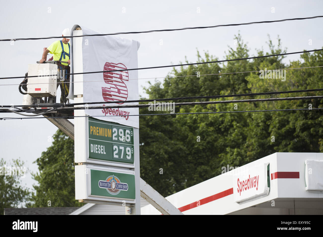 Woburn, Massachusetts, USA. 17th July, 2015. Hess gas stations across