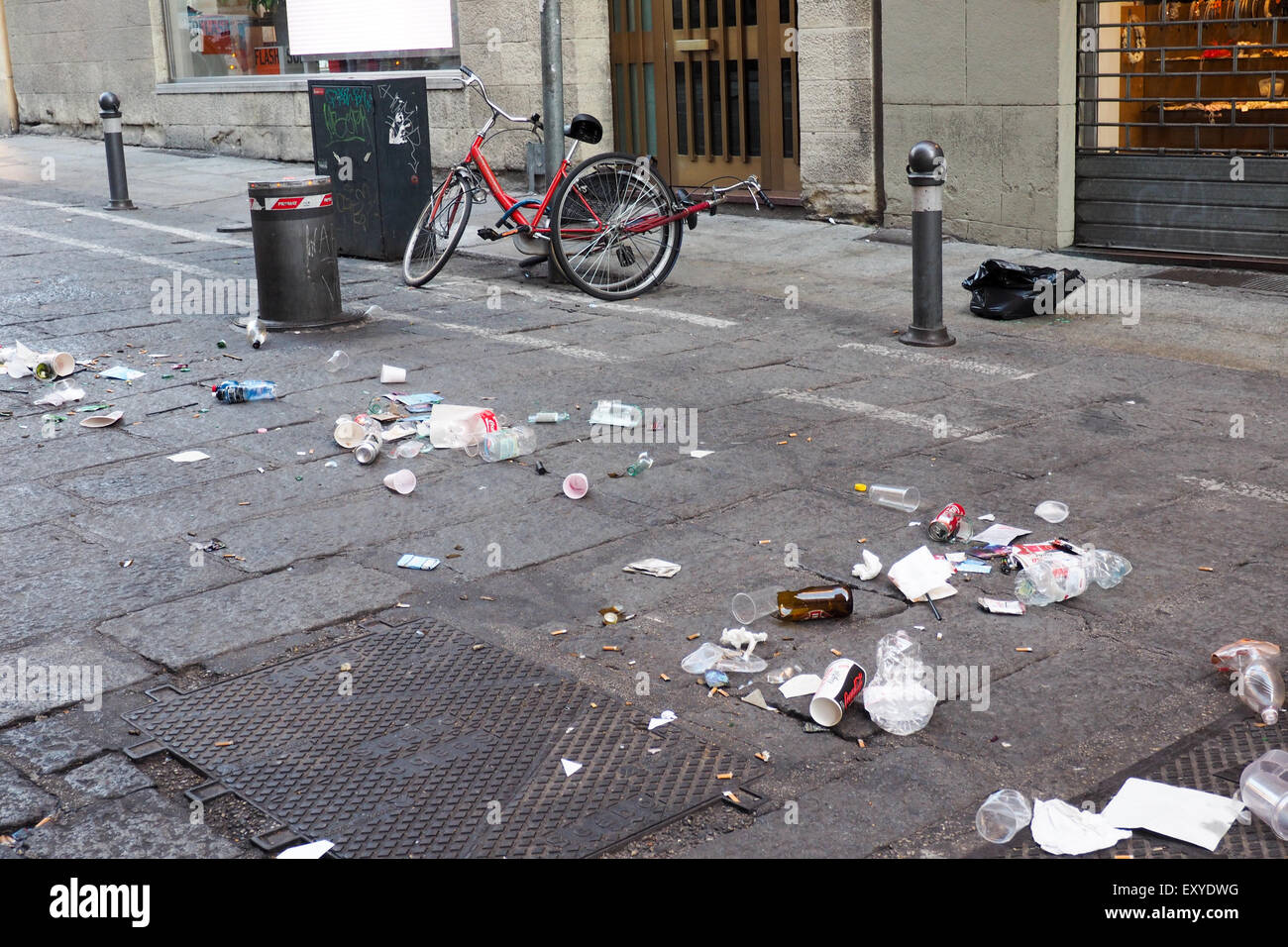 Litter on the street hi-res stock photography and images - Alamy