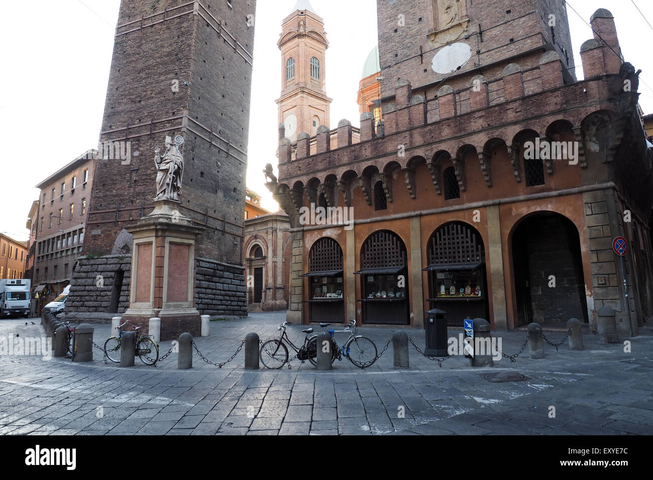 Piazza di Porta Ravegnana and Statue of St Petronius, at the base of the  Due Torri, Bologna Stock Photo - Alamy