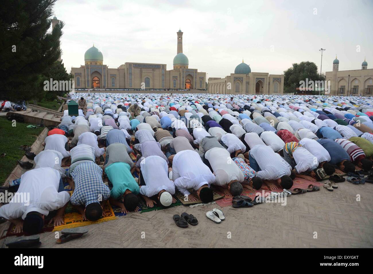 Tashkent, Uzbekistan. 18th July, 2015. Muslims offer prayers during Eid