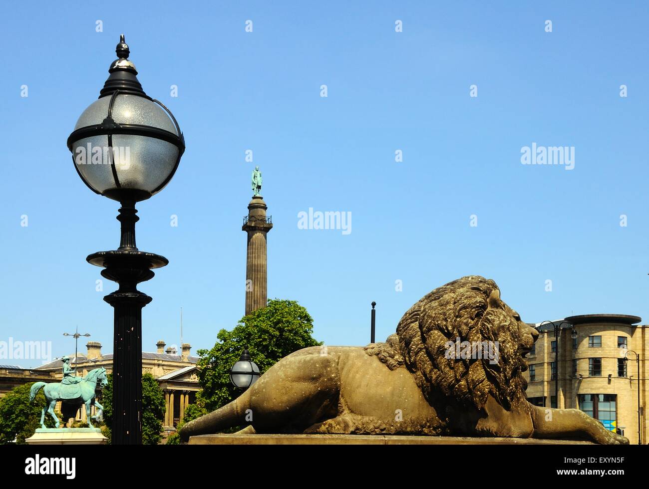 Lion statue outside St Georges Hall with Wellingtons Column to the rear, Liverpool, Merseyside, England, UK, Western Europe. Stock Photo