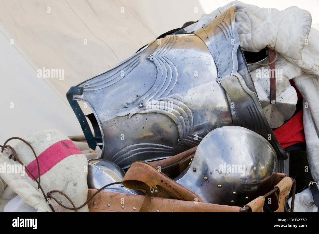 Mour Knight Medieval suits hi-res stock photography and images - Alamy