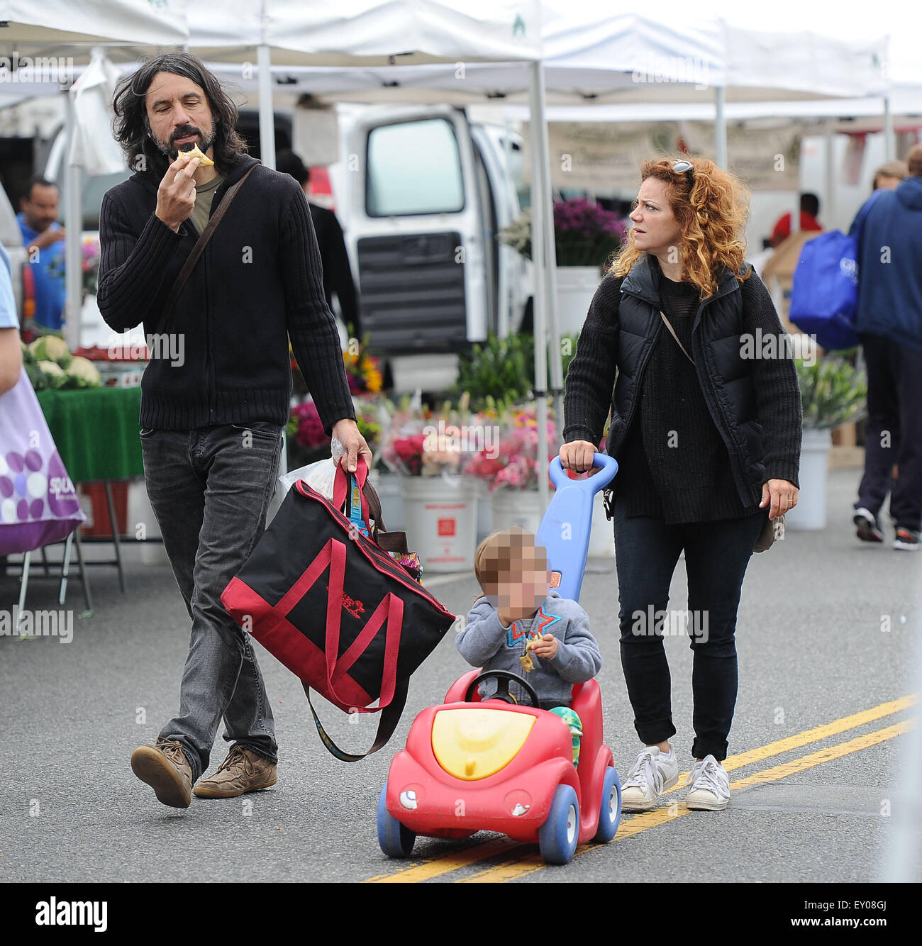 Nikka Costa goes to the Farmers Market with her family Featuring: Nikka  Costa, Justin Stanley, Sugar McQueen Stanley Where: Los Angeles,  California, United States When: 17 May 2015 Stock Photo - Alamy