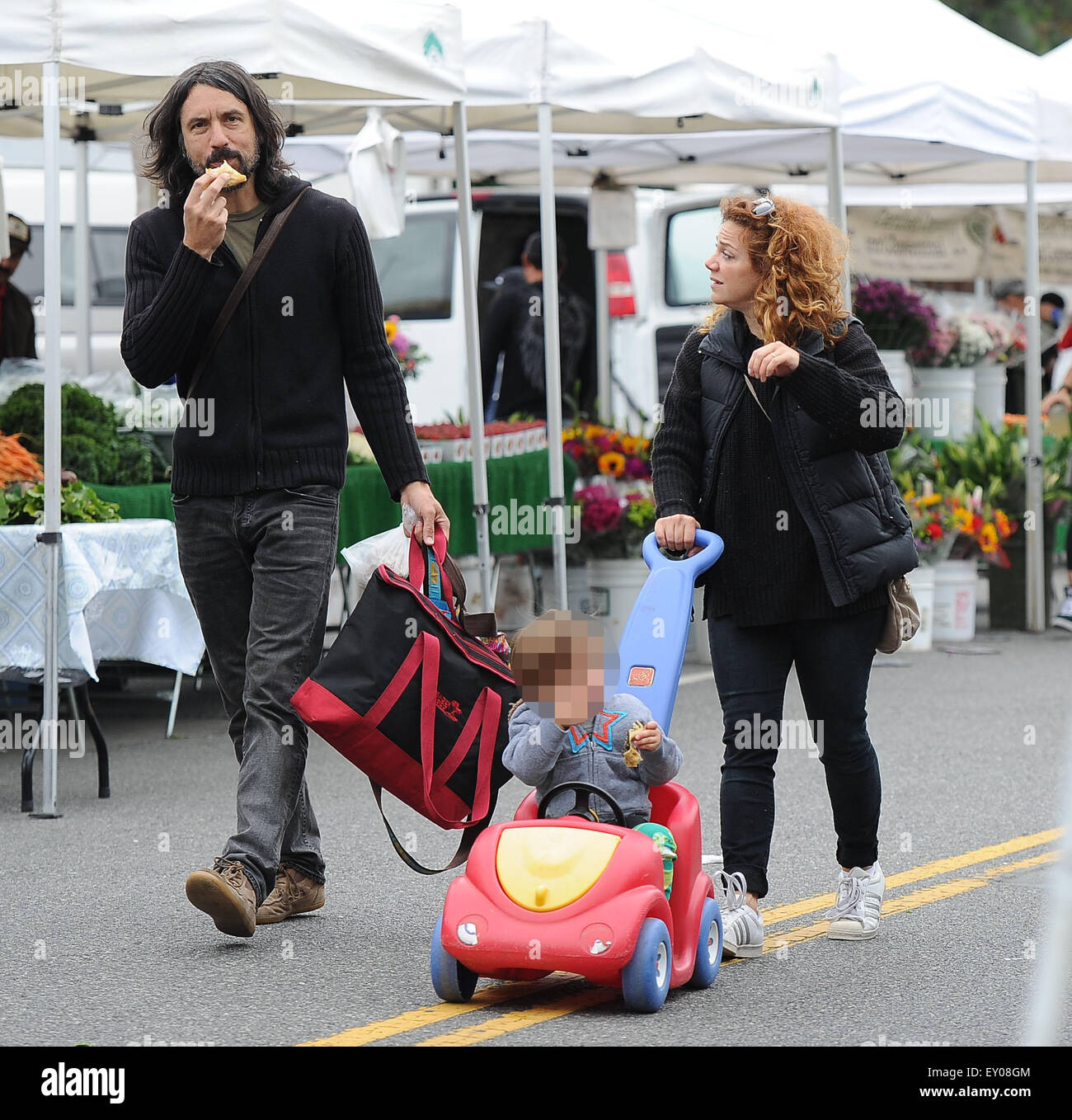 Nikka Costa goes to the Farmers Market with her family Featuring: Nikka  Costa, Justin Stanley, Sugar McQueen Stanley Where: Los Angeles,  California, United States When: 17 May 2015 Stock Photo - Alamy