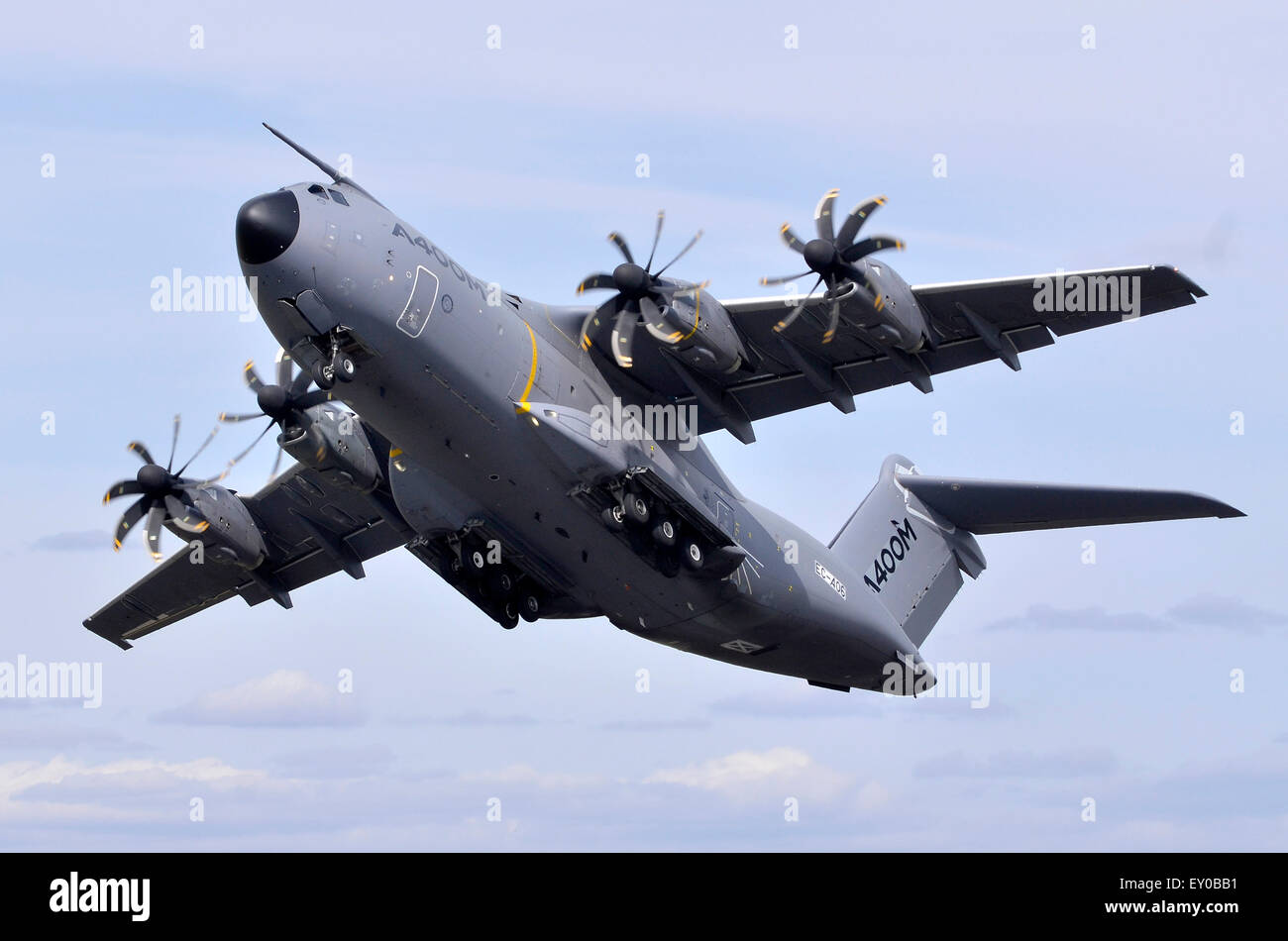 Airbus A400M making a dramatic take-off at RIAT 2015, Fairford, UK. Credit:  Antony Nettle/Alamy Live News Stock Photo