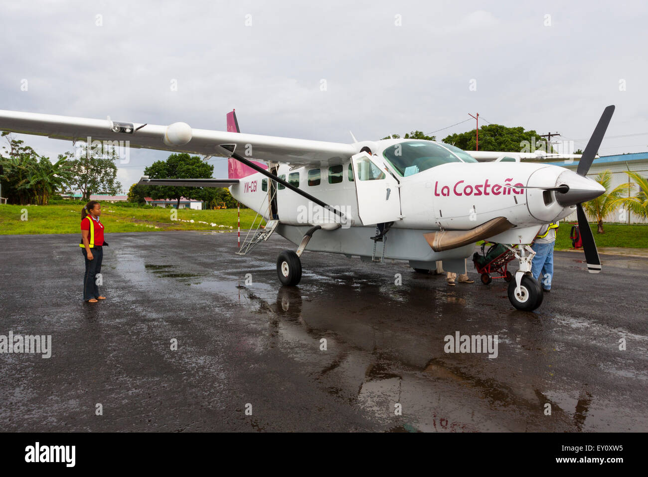 Ground staff and La Costeña plane at Big Corn Island International