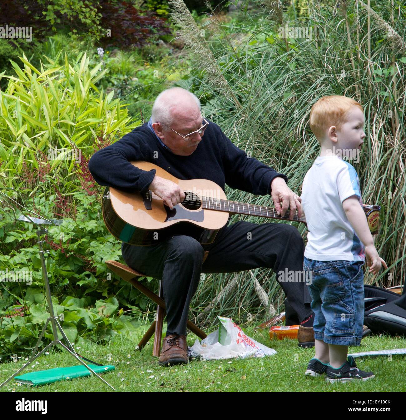 Guitarist guitar music gardens park hires stock photography and images