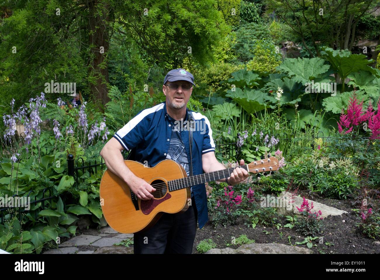 Guitarist guitar music gardens park hires stock photography and images