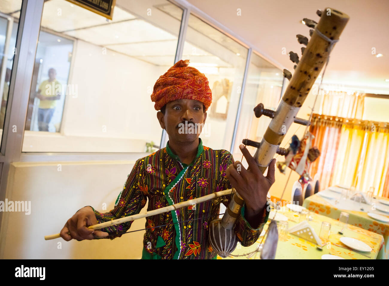 A man playing traditional ravanahatha stringed instrument at a restaurant  in Jaipur, Rajasthan, India Stock Photo - Alamy