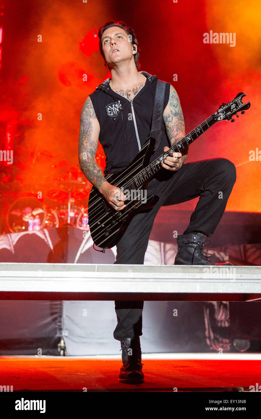 Oshkosh, Wisconsin, USA. 17th July, 2015. Guitarist SYNYSTER
