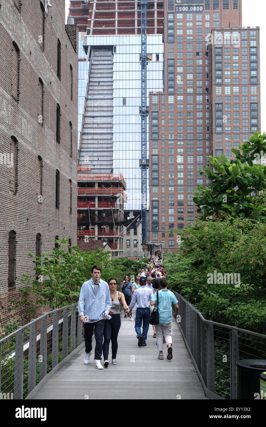 People walking the greenway at The New York City elevated High Line ...