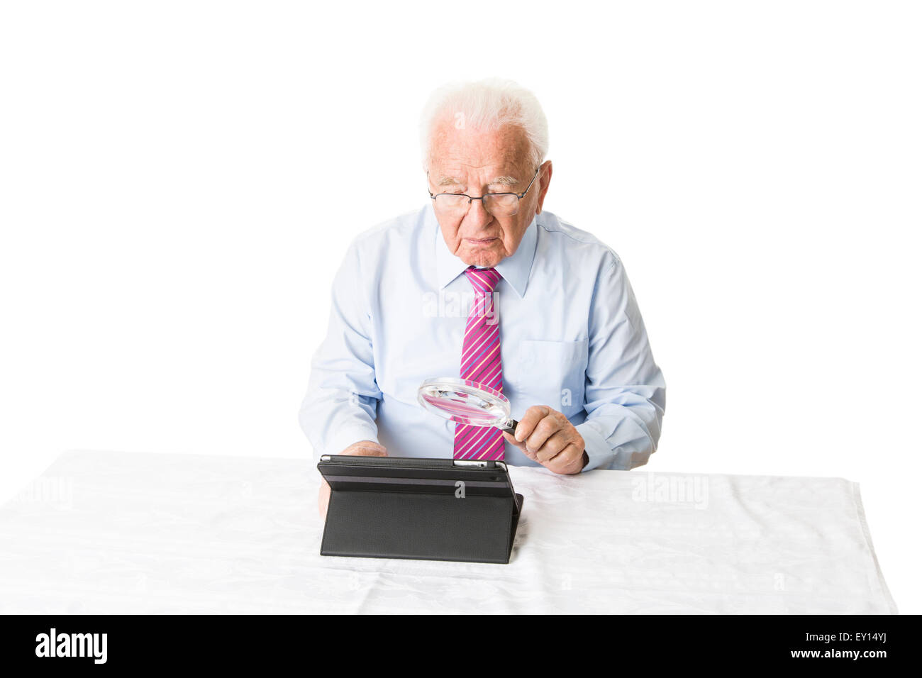 Person Using Computer Screen Magnifier Old man using magnifying glass hi-res stock photography and images - Alamy