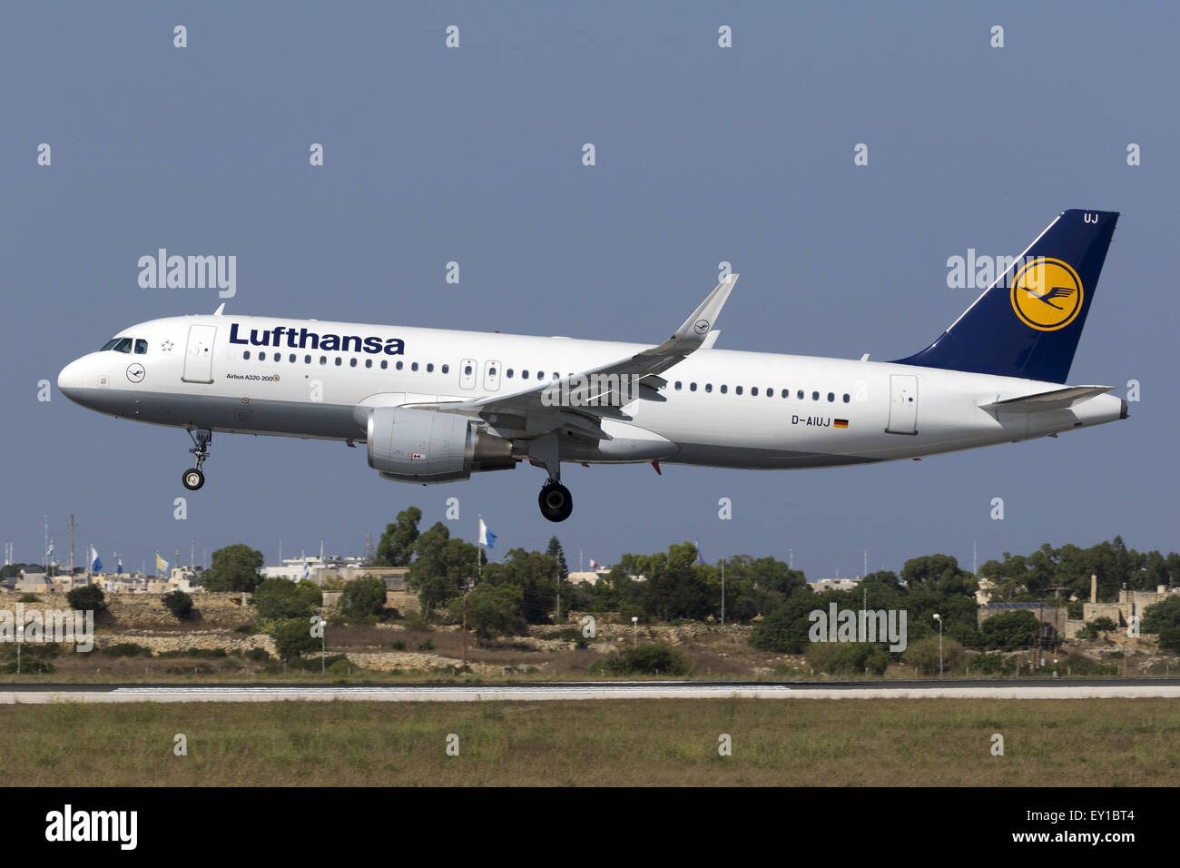 Lufthansa Airbus A320 landing runway 31 Stock Photo Alamy