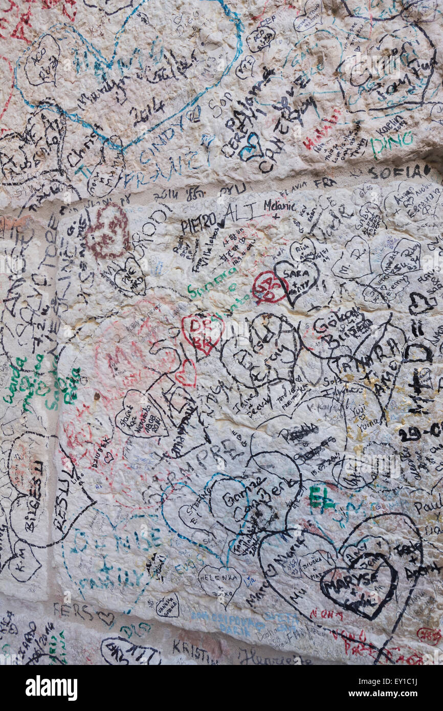 Love notes left on the walls of Casa di Giulietta 'Juliet's house', in Verona, Italy Stock Photo