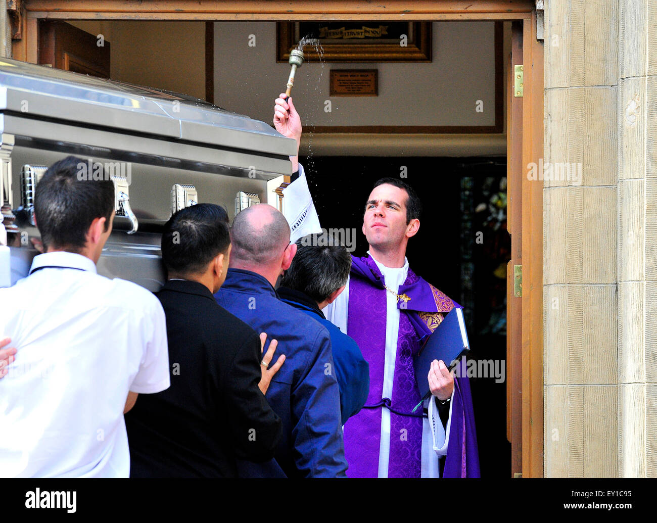 Mourners carry coffin into Catholic Church for requiem mass in Londonderry (Derry) Stock Photo