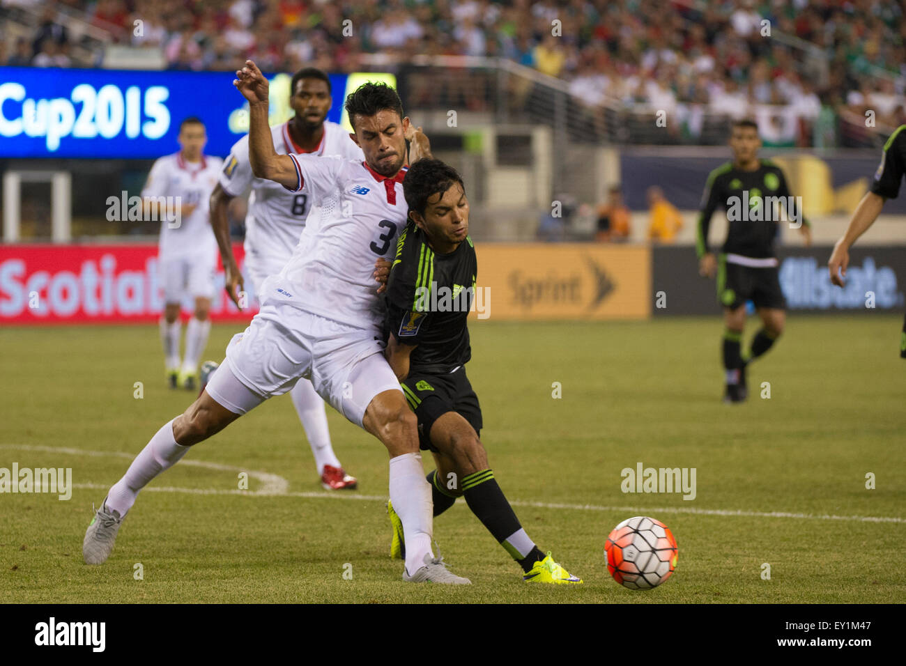 Met Life Stadium, East Rutherford, NJ, USA. 19th July, 2015. Mexico forward Oribe Peralta (19) is pushed by Costa Rica defender Giancarlo Gonzalez (3) during the quarter-finals of The CONCACAF Gold Cup match between Mexico and Costa Rica at Met Life Stadium, East Rutherford, NJ. Mexico defeated Costa Rica 1-0 in the final minute of extra time. Mandatory Credit: Kostas Lymperopoulos/CSM/Alamy Live News Stock Photo