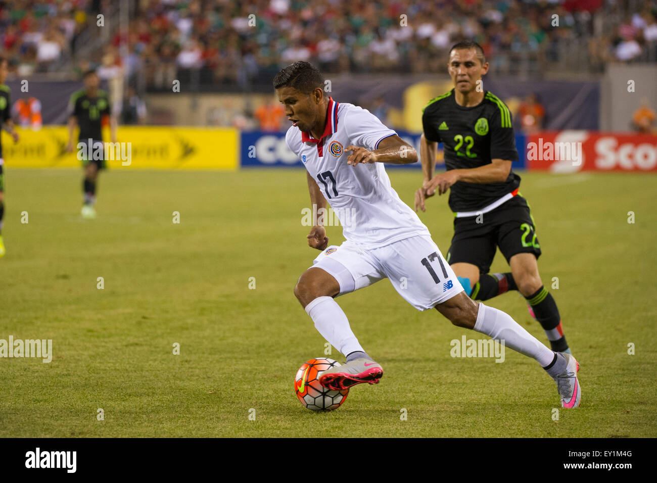 Met Life Stadium, East Rutherford, NJ, USA. 19th July, 2015. Costa Rica midfielder Johan Venegas (17) makes a move on Mexico defender Paul Aguilar (22) during the quarter-finals of The CONCACAF Gold Cup match between Mexico and Costa Rica at Met Life Stadium, East Rutherford, NJ. Mexico defeated Costa Rica 1-0 in the final minute of extra time. Mandatory Credit: Kostas Lymperopoulos/CSM/Alamy Live News Stock Photo