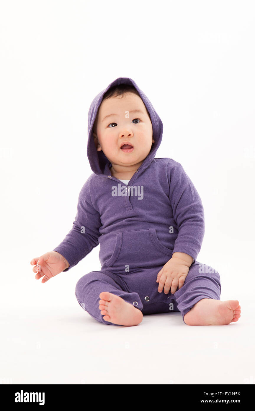 Boy looking away sitting hi-res stock photography and images - Alamy