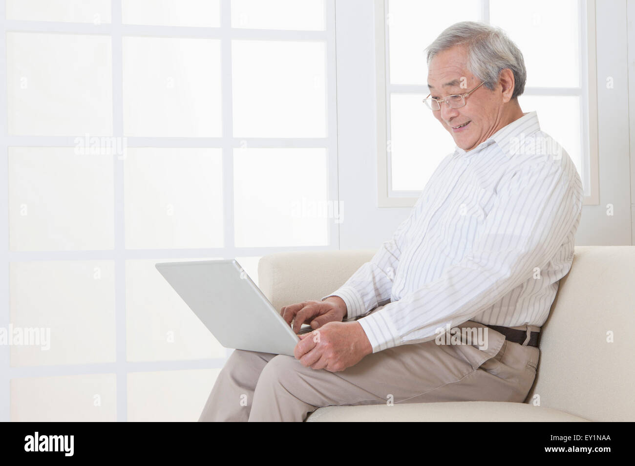 Old man smiley face hi-res stock photography and images - Alamy