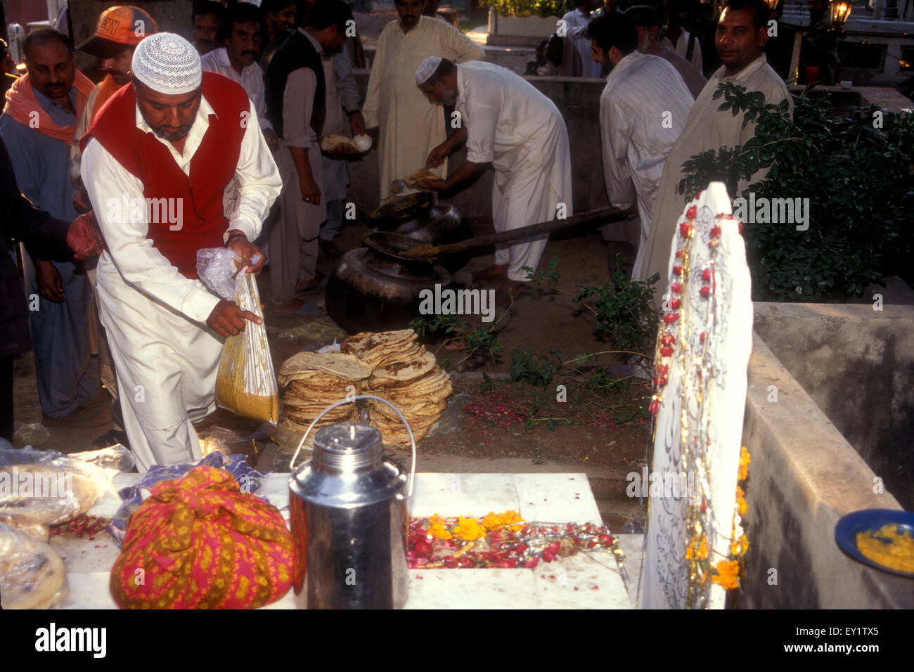 Pakistan Rufi Anniversary or urs of a Sufi saint in Pakistan Stock Photo - Alamy