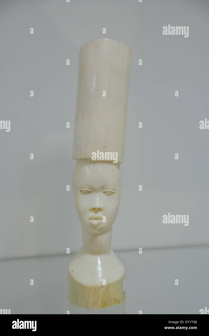 African antique ivory statue hi-res stock photography and images - Alamy