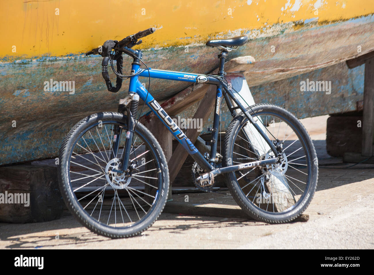Scott Aspen performance series Pro/Spec reflex geometry bicycle leant  against boat with peeling paint at Poole Stock Photo - Alamy