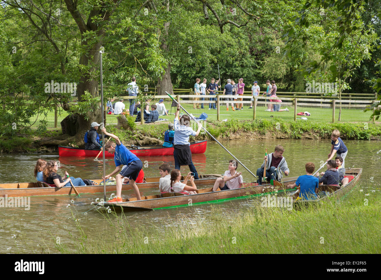 Young people enjoying a day boating on the The River Cherwell in Oxford, Oxfordshire, England, UK Stock Photo