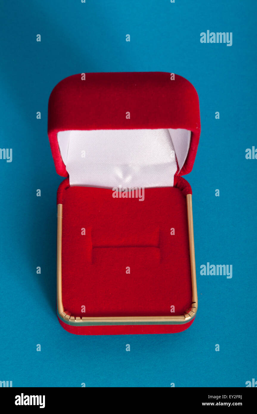 empty engagement ring box