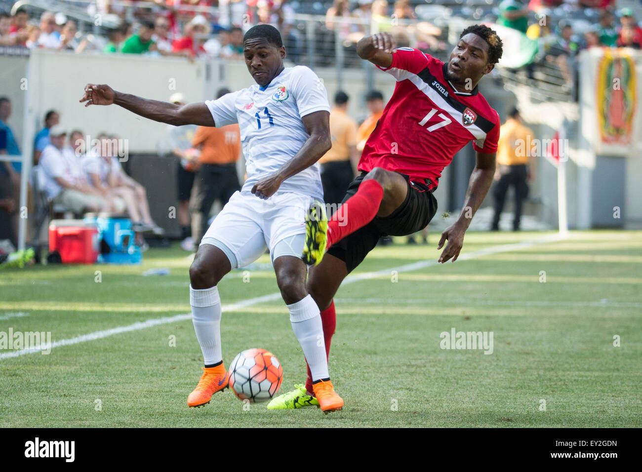 The Match By Shootout. 19th July, 2015. Panama midfielder Armando Cooper (11) battles for the ball with Trinidad & Tobago defense Mekeil Williams (17) during the CONCACAF Gold Cup 2015 Quarterfinal match between the Trinidad & Tobago and Panama at MetLife Stadium in East Rutherford, New Jersey. Panama won the match by shootout. (Christopher Szagola/Cal Sport Media) © csm/Alamy Live News Stock Photo