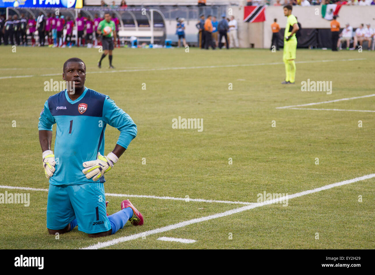The Match By Shootout. 19th July, 2015. Trinidad & Tobago goalkeeper Marvin Phillip (1) looks away from his waiting spot as Panama goalkeeper Jaime Penedo (1) gets ready for the shootout during the CONCACAF Gold Cup 2015 Quarterfinal match between the Trinidad & Tobago and Panama at MetLife Stadium in East Rutherford, New Jersey. Panama won the match by shootout. (Christopher Szagola/Cal Sport Media) © csm/Alamy Live News Stock Photo