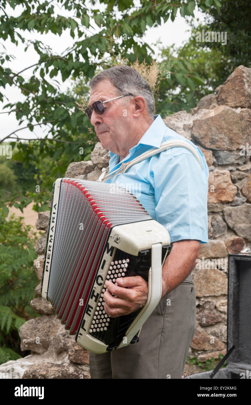 Accordion france hi-res stock photography and images - Page 2 - Alamy
