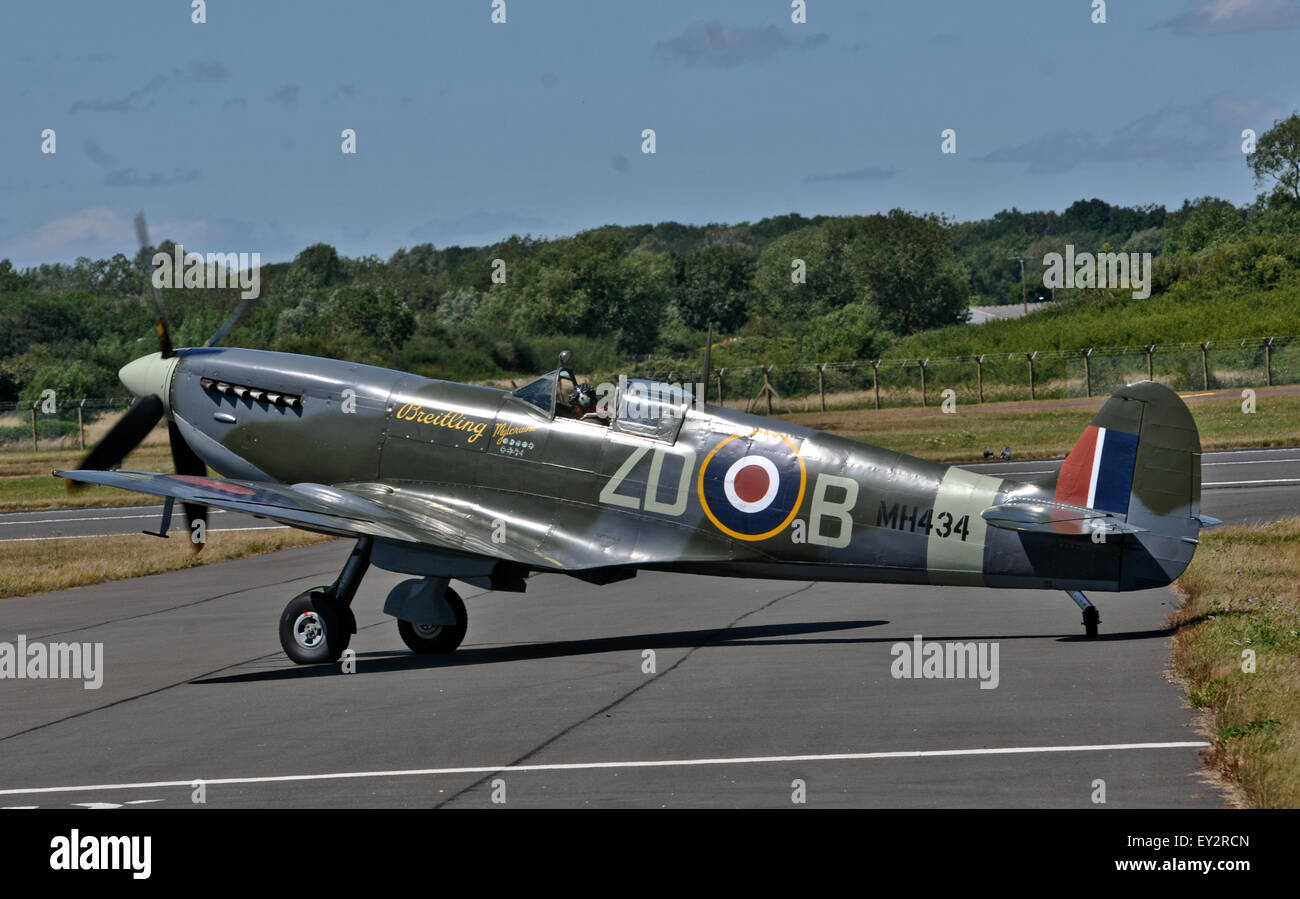 Fairford, Gloucestershire, UK. 19th July, 2015. The Battle of Britain Salute Memorial Flight at the Royal International Air Tattoo at RAF Fairford on July 19, 2015 in Gloucestershire, England. Credit:  jules annan/Alamy Live News Stock Photo