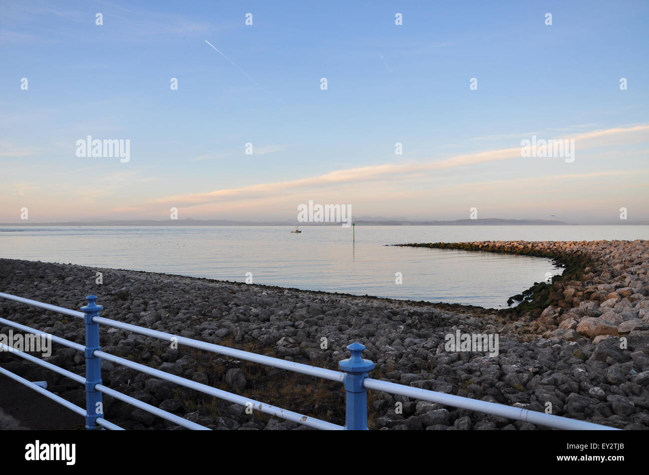 Breakwater railings hi-res stock photography and images - Alamy