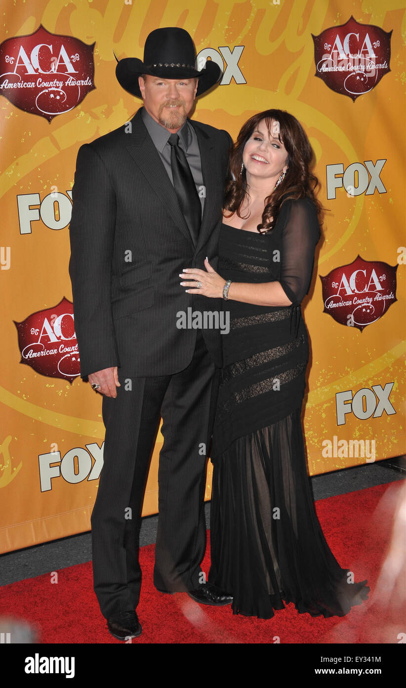 wife trace adkins wife trace adkins