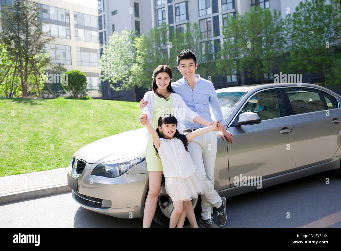 Happy young family and car Stock Photo - Alamy