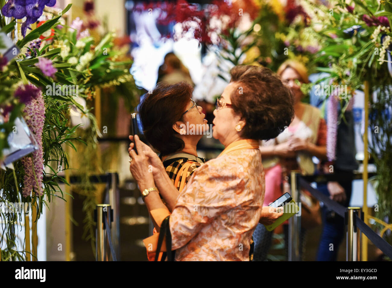 Bangkok, Thailand. 21st July, 2015. People visit the 9th Siam Paragon Bangkok Royal Orchid Paradise in Bangkok, Thailand, July 21, 2015. More than 120 types of orchids from all over Thailand were put on show as the 9th Siam Paragon Bangkok Royal Orchid Paradise kicked off Tuesday in Bangkok. © Li Mangmang/Xinhua/Alamy Live News Stock Photo