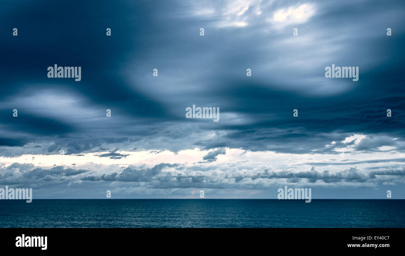 Blue ocean horizon hi-res stock photography and images - Alamy