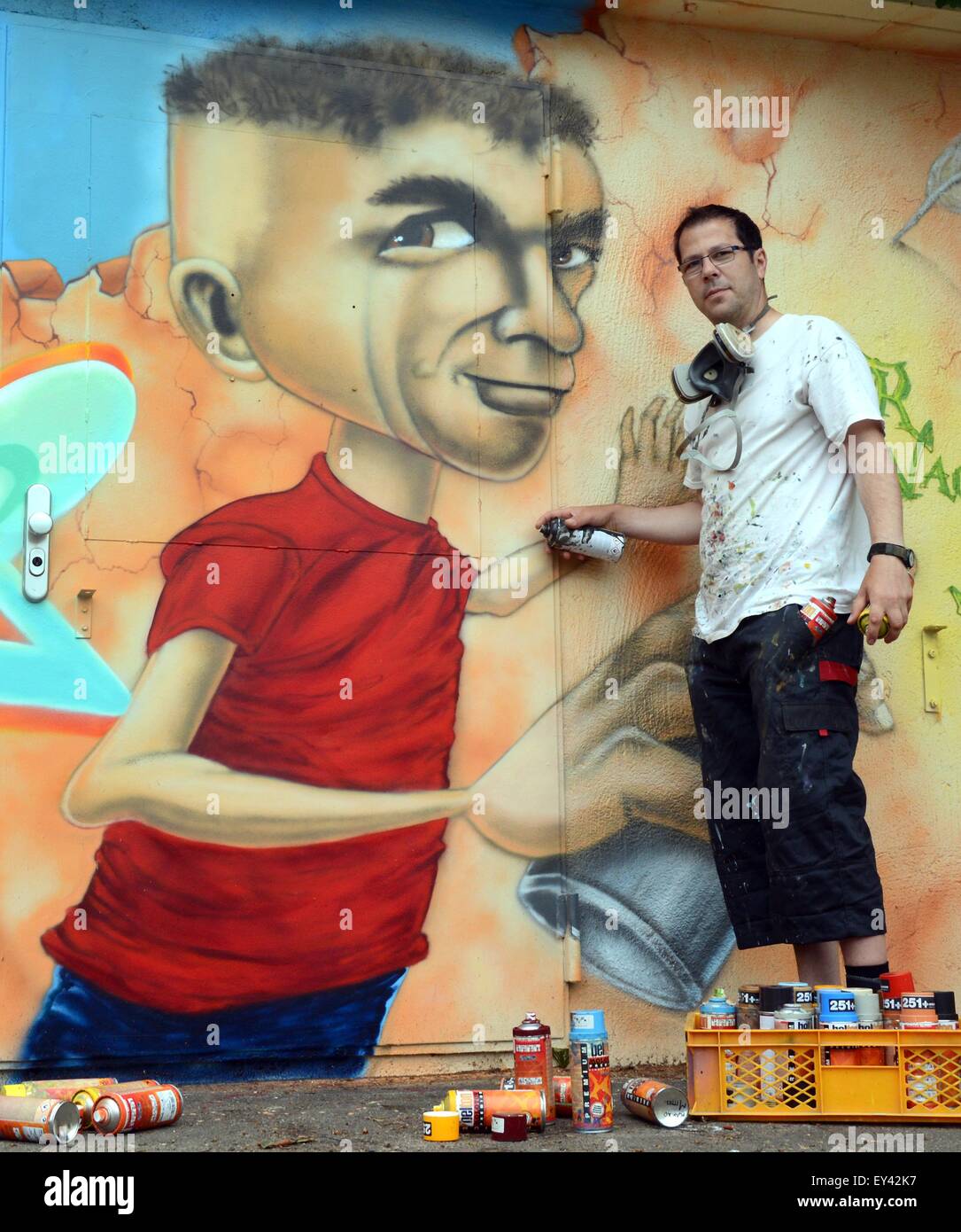 The graffiti artist from Döbeln, Frank Schäfer aka JFM, works on his