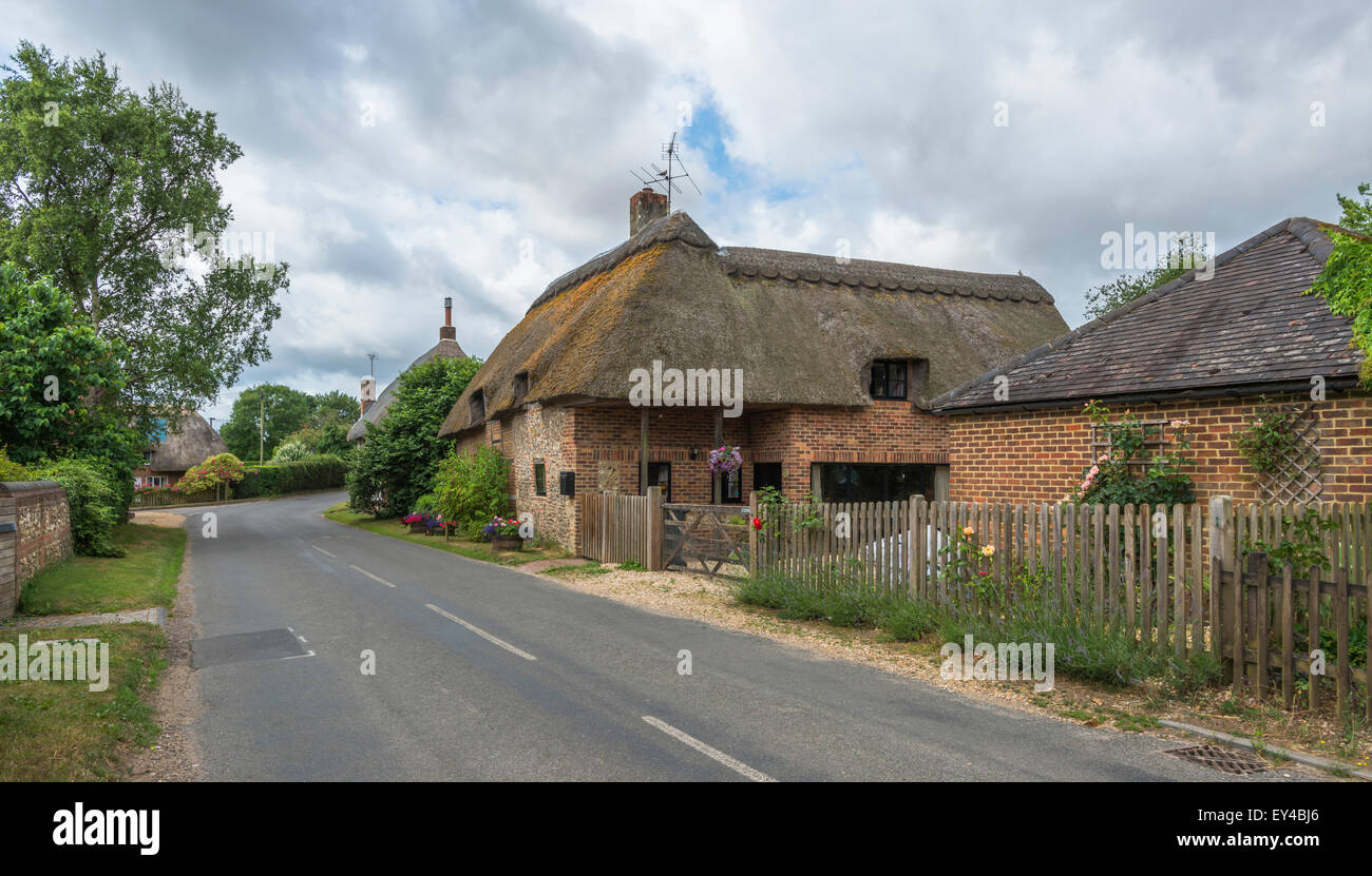 Traditional Thatched cottage in rural English countryside Stock Photo ...