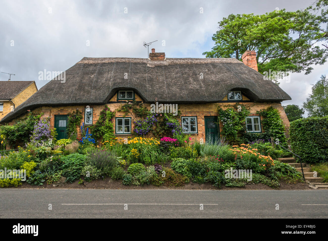 Traditional Thatched cottage in rural English countryside Stock Photo ...