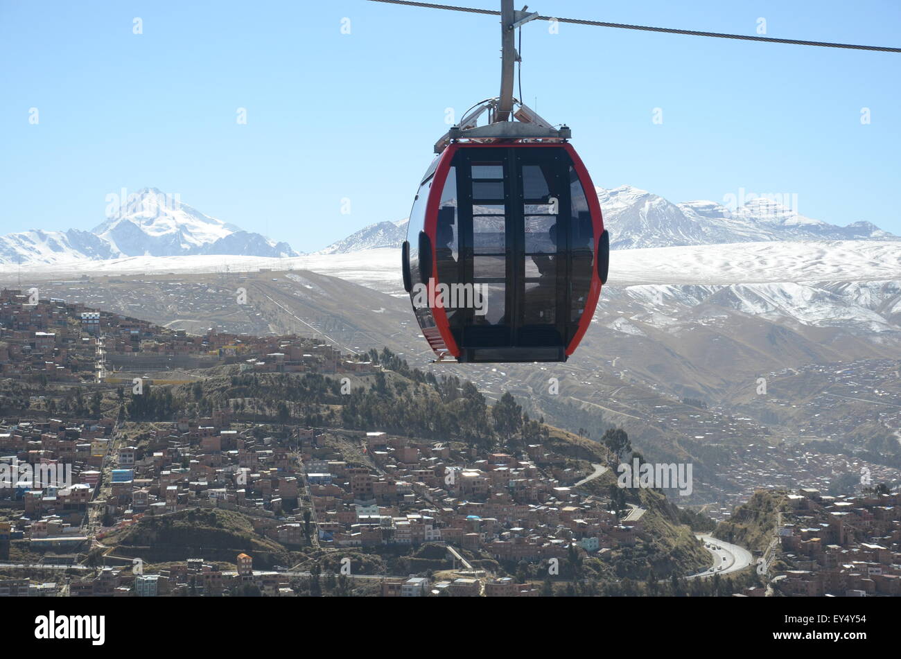 La Paz, Bolivia. 07th July, 2015. Cable car cabins of the red line en route from El Alto to La Paz, Bolivia, 07 July 2015. The Andes mountain range is pictured in the background. Photo: Georg Ismar/dpa/Alamy Live News Stock Photo