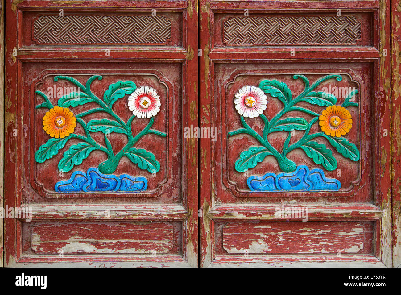Chinese ancient wooden door Stock Photo - Alamy