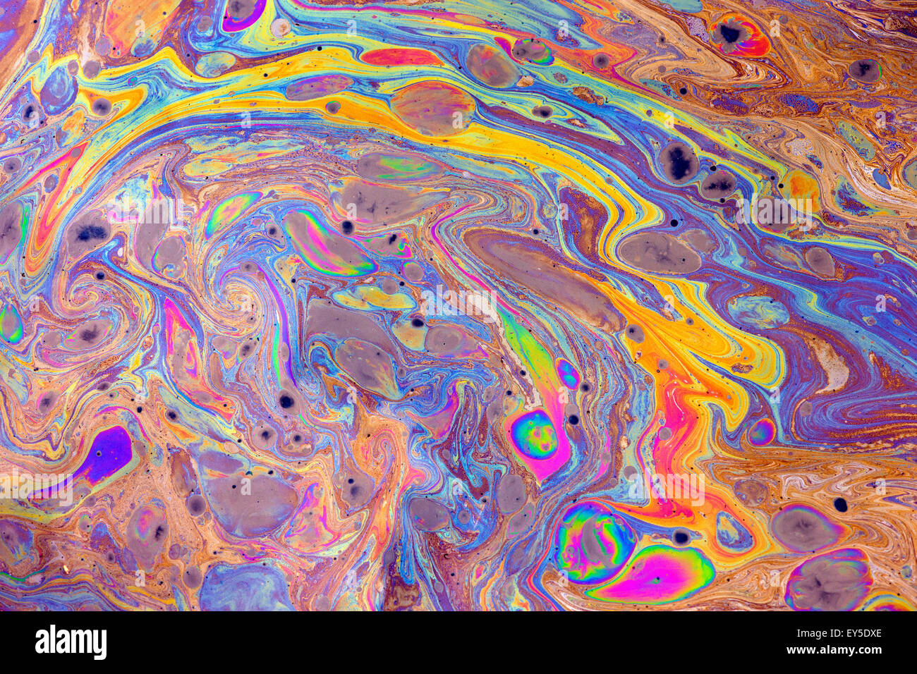 Polarization and diffraction in a puddle of oily water Broken light