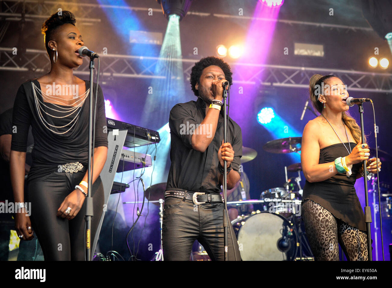 The backing singers for 80’s singer Alexander O’Neal entertains a sell-out crowd at the Brentwood Festival. Stock Photo