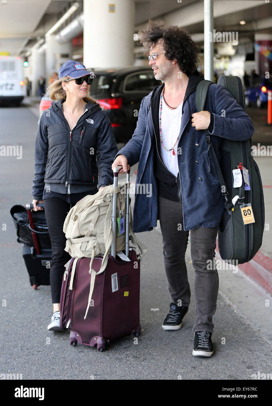 Renée Zellweger and boyfriend Doyle Bramhall arrive at LAX airport ...