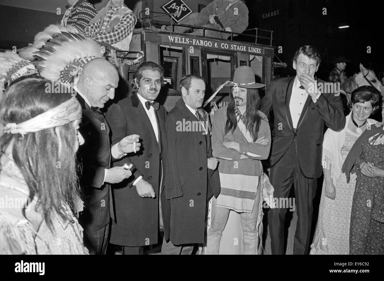 Der ägyptische Schauspieler Omar Sharif mit Kollege Telly Savalas in München, Deutschland 1960er Jahre. Egyptian actor Omar Sharif an Telly Savalas visiting Munich, Germany 1960s. 24x36Neg368 Stock Photo