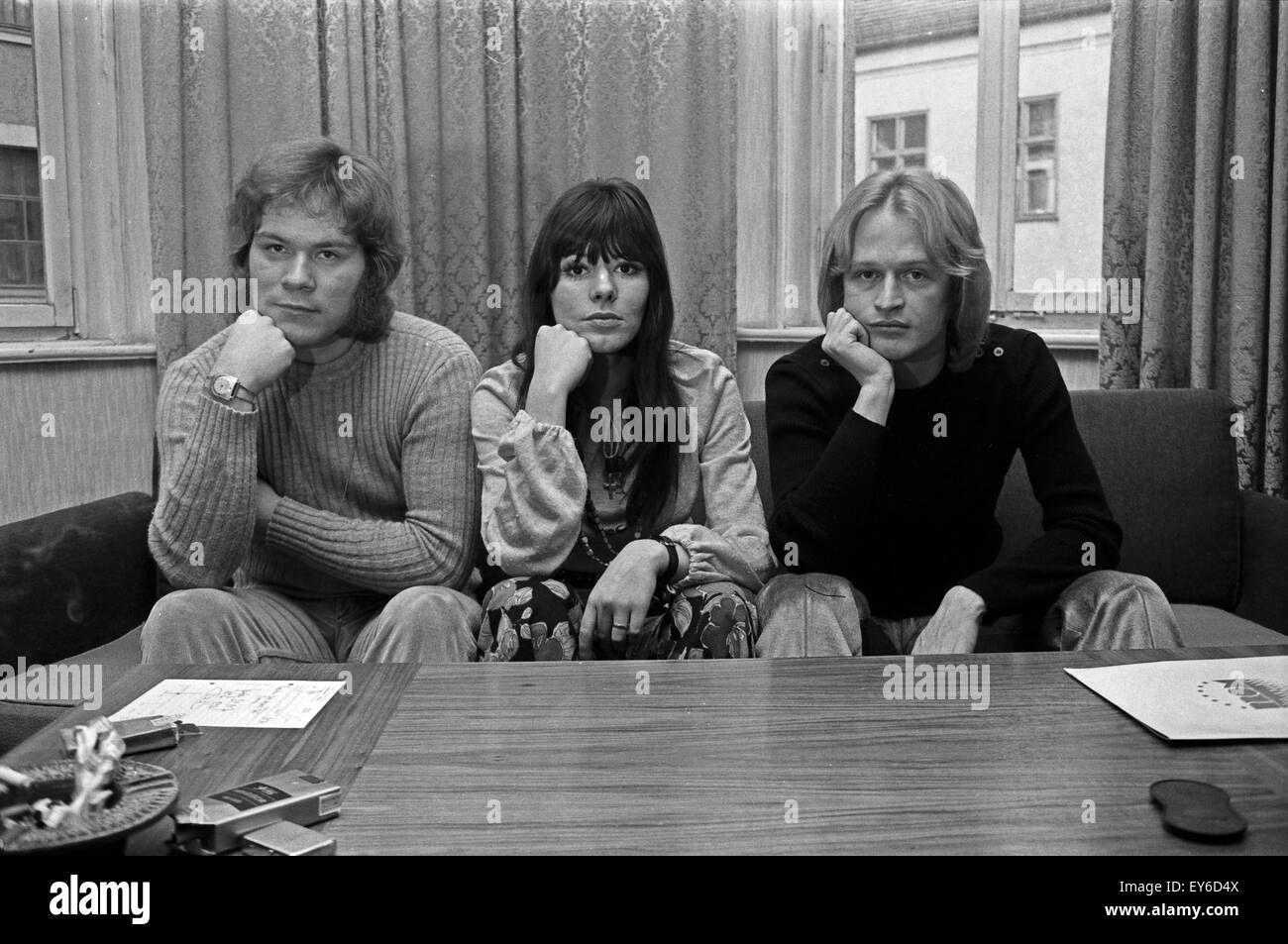 Sänger Abi Ofarim, Susan Aviles, Thomas Hock und Peter Petrel (links) in München, Deutschland 1960er Jahre. Singers Susan Aviles, Thomas Hock and Peter Petrel (left) at Munich, Germany 1960s. 24x36Neg506 Stock Photo