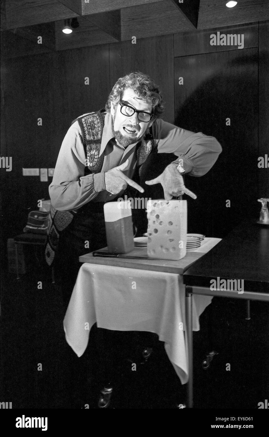 Der australische Musiker, Maler und Fernsehunterhalter Rolf Harris, Deutschland 1960er Jahre. Australian musician, painter and TV entertainer Rolf Harris, Germany 1960s. 24x36Neg511 Stock Photo